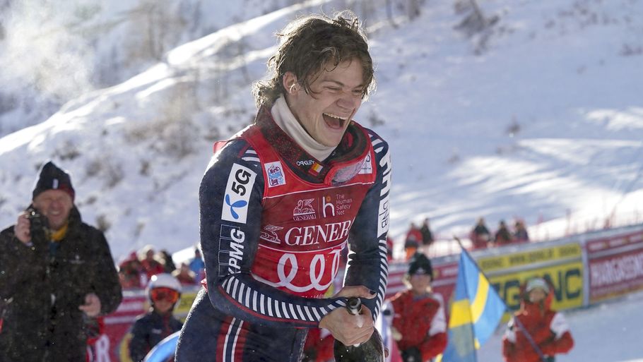 Lucas Braathen var i strålende humør efter sin slalomsejr i Val d'Isère. Foto: Giovanni Auletta/Ritzau Scanpix
