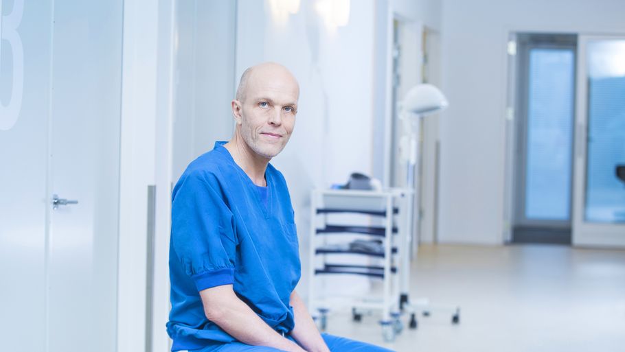 Ole Momsen er plastikkirurg på Aros Privathospital. Han har over 25 års erfaring og speciel kompetence inden for ansigtsoperationer, herunder næseoperationer. Pr-foto