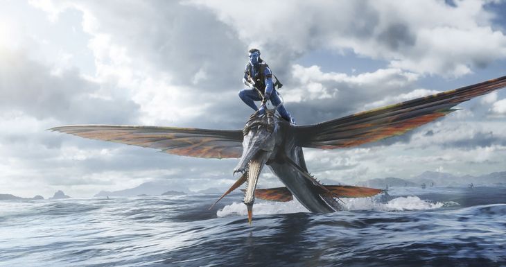 Jake Sully på ryggen af en flyvefisk i den biografaktuelle 'Avatar: The Way of Water'. Pr-foto