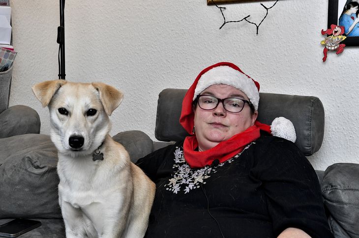 Helle og en af hendes to hunde, Mille. Foto: Ernst van Norde