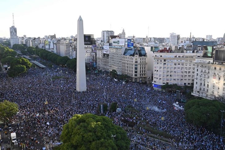 Jublende argentinere i Buenos Aires. Foto: Luis Robayo.