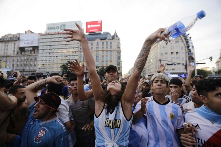 Flere hundrede fans fejrede triumfen i den argentinske hovedstad, Buenos Aires. Foto: Emiliano Lasalvia.