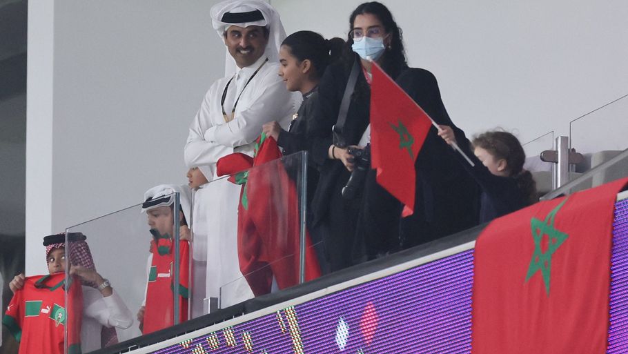 Qatars Emir, Tamim bin Hamad Al-Thani, med flere andre medlemmer af Al-Thani familien under VM i Qatar. Foto: Karim Jaafar.