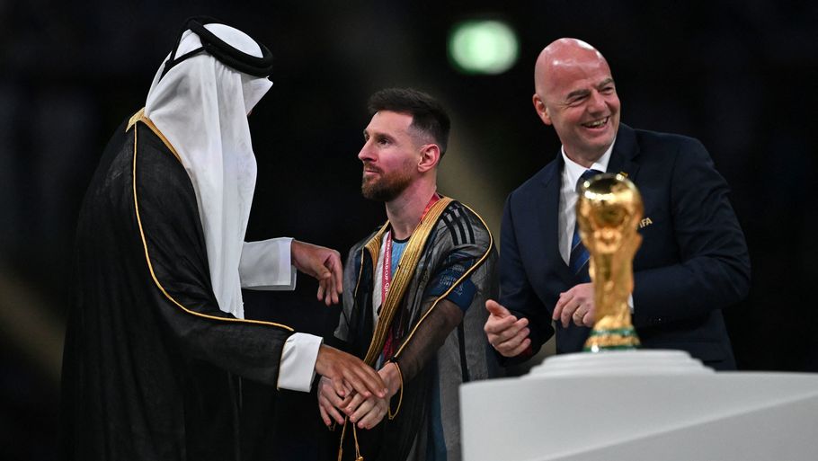 Qatars emir, Sheikh Tamim bin Hamad al-Thani, iførte Lionel Messi den specielle bisht, mens FIFA-præsident Gianni Infantino ikke kunne lade være med at grine ad det hele. Foto: Paul Ellis/AFP/Ritzau Scanpix