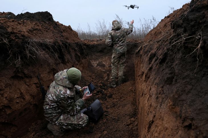 To ukrainske soldater sætter en drone op tæt på Bakhmut. Foto: Leah Millis/Ritzau Scanpix 