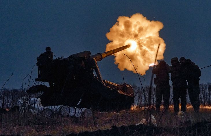 Ukrainske soldater affyrer artilleri uden for Bakhmut 15. december. Foto: Libkos/ Ritzau Scanpix