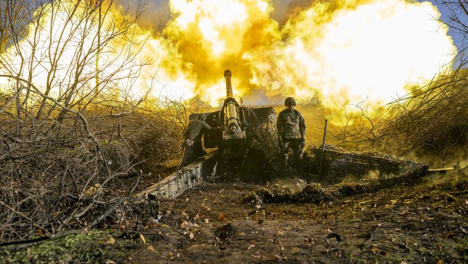 Ukrainske soldater affyrer artilleri i området, der kaldes 'Putins kødhakker'. Foto: Bulent Kilic/Ritzau Scanpix