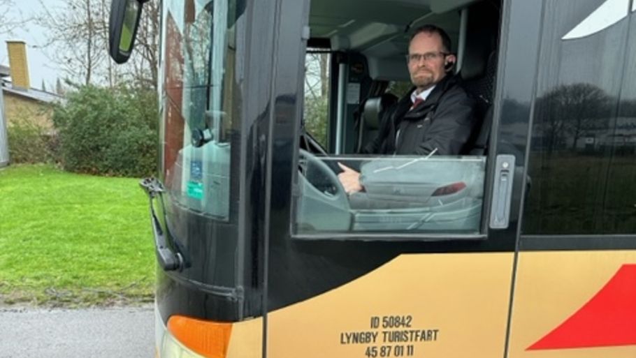 Mick Kristensen fortæller, at han kører bus på grund af de oplevelser og kolleger, man får i faget. Foto: Privat