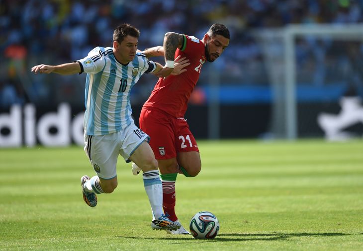Dejagah og Lionel Messi i hård kamp om bolden ved en gruppekamp under VM-slutrunden i 2014. Foto: Behrouz Mehri/Ritzau Scanpix