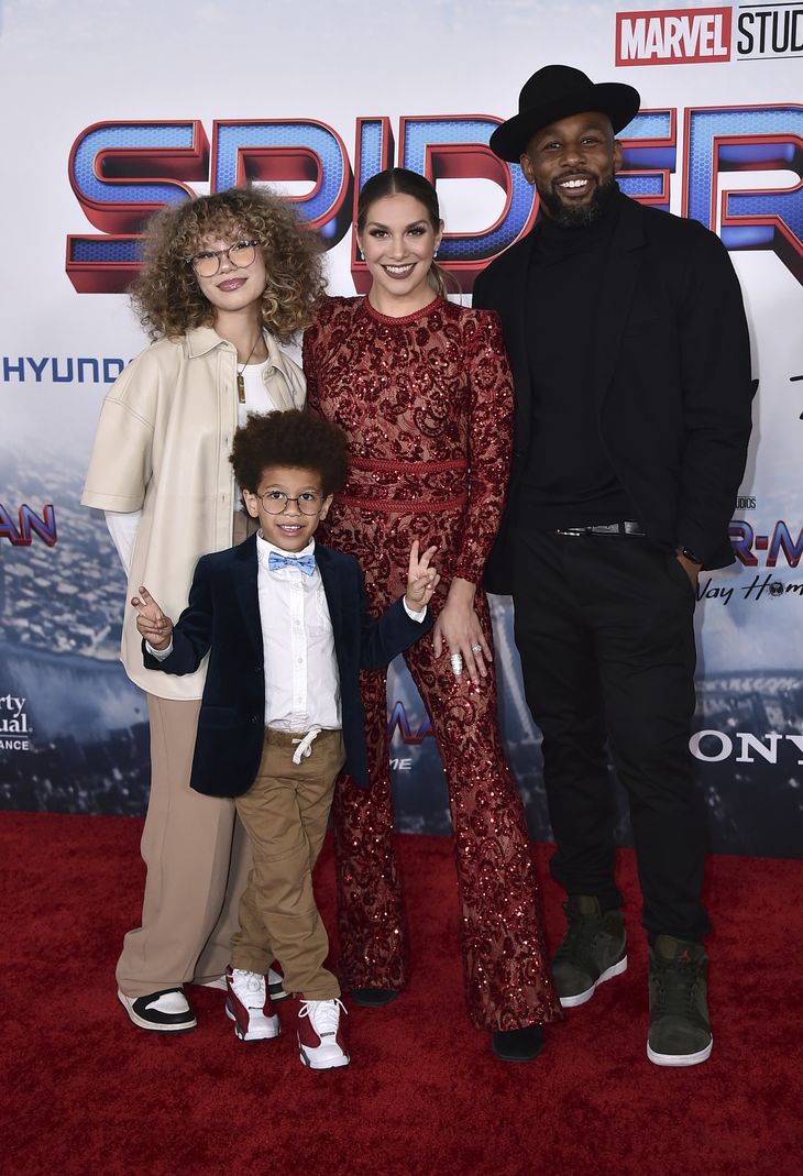 Stephen 'TWitch' Boss og Allison Holke med deres børn Weslie Fowler og Maddox Laurel Boss i 2021 til premiere på 'Spider-man'. Foto: Ritzau Scanpix