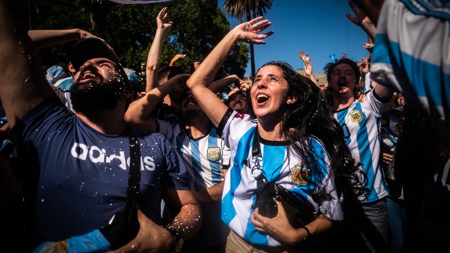 De argentinske fans har taget den topløse trend til sig. Foto: Alejo Manuel Vila/Ritzau Scanpix