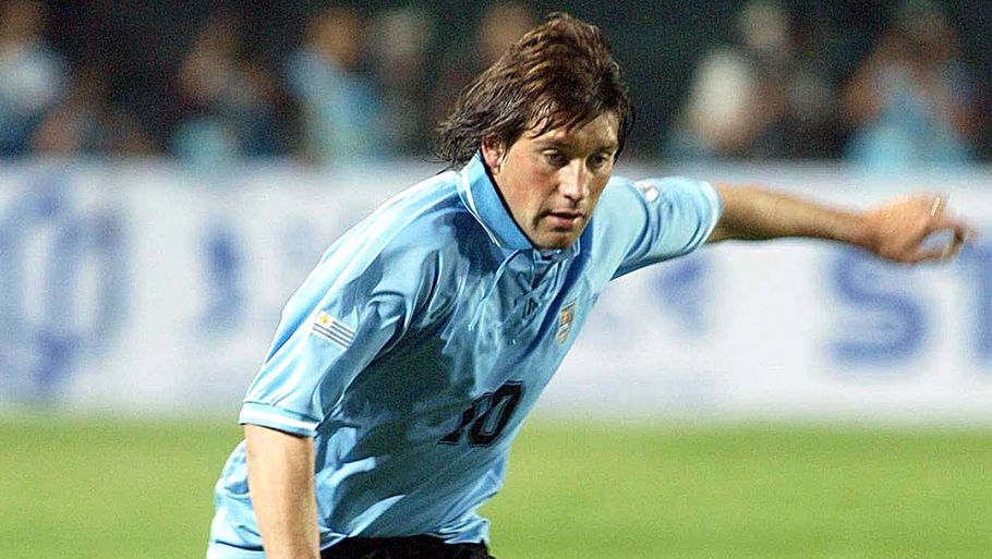 Fabian O'Neill under VM i 2002 for Uruguay. Foto: Frederic Brown, Ritzau Scanpix