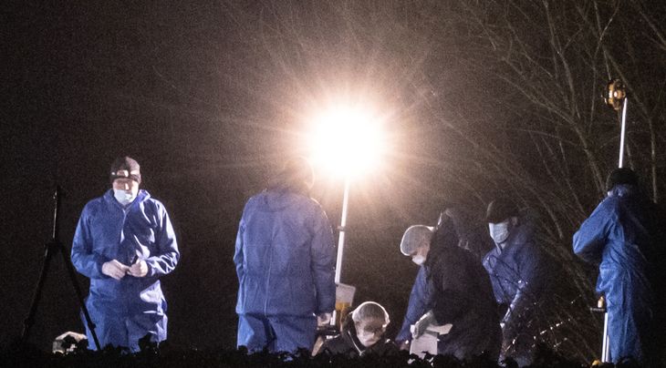 Teknikere arbejdede på højtryk i det øde område vest for Mogenstrup, hvor liget af den 34-årige rocker blev fundet først på aftenen Første Juledag. Foto: Per Rasmussen