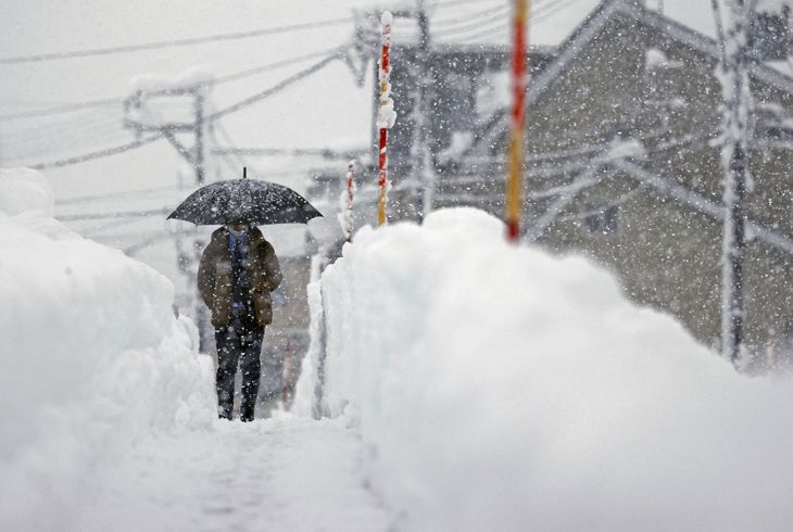 Flere steder ligger sneen i over 80 centimeters højde. Foto: Kyodo/Ritzau Scanpix