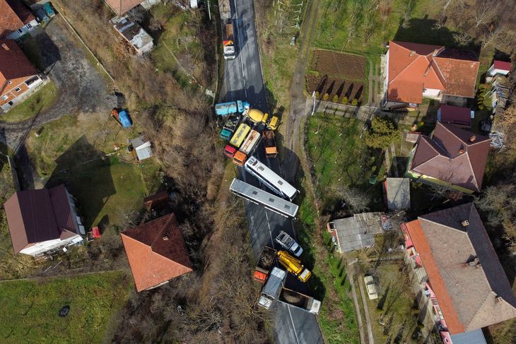 Der er opstået vejblokader flere steder i det nordlige Kosovo. Her i Mitrovica. Foto: Florion Goga/Ritzau Scanpix