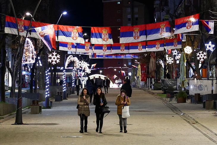 Serbiske flag er hængt op i Mitrovica i Kosovo, hvor majoriteten er etniske serbere. Foto: Florion Goga/Ritzau Scanpix