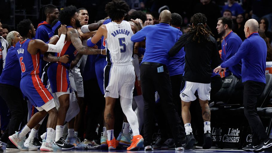 Det gik voldsomt for sig, da spillerne fra Pistons og Magic kom i slagsmål med hinanden under nattens NBA-opgør. Foto: Rick Osentoski/Ritzau Scanpix