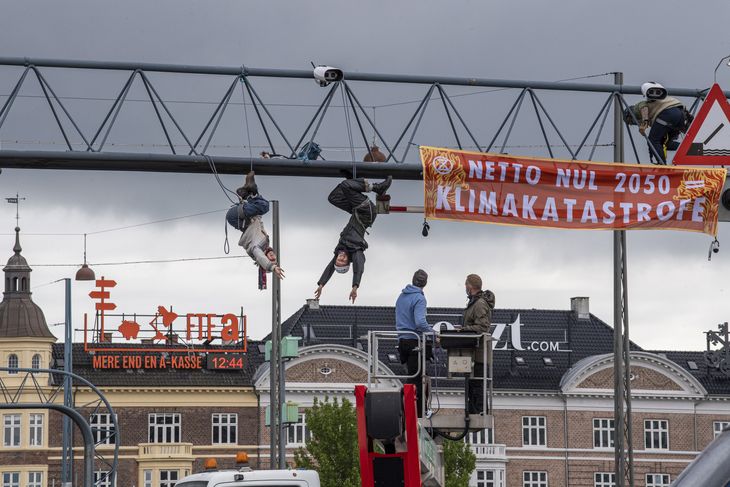 Fire klimaaktivister fra Extinction Rebellion Danmark var årsag til, at Langebro blev lukket for krydsende trafik i flere timer i september. Foto: Kenneth Meyer