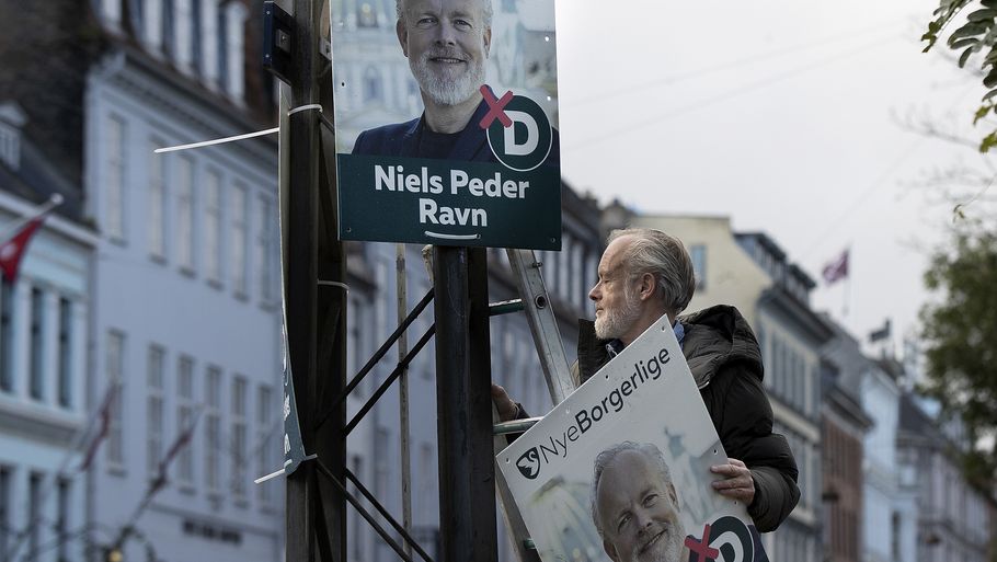 Fremover skal Niels Peder Ravn ikke længere hænge valgplakater op i Nye Borgerliges farver - derimod får de nu et konservativt-grønligt skær. Foto: Finn Fransen/Polfoto