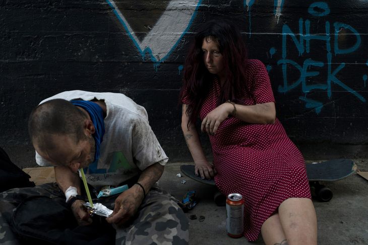 Fentanyl-misbrugerne Jesse og Jenn ryger stoffet i Los Angeles. Foto: Jae C. Hong/ Ritzau Scanpix