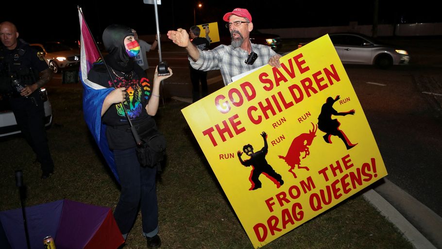 Demonstranter for og imod showet 'Drag Queen Christmas' støder sammen i Florida 29. december 2022. Foto: Octavio Jones/ Ritzau Scanpix