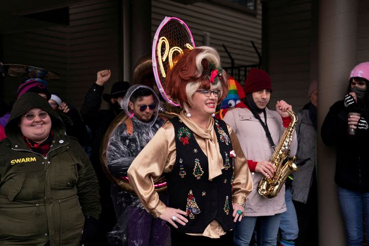 En dragqueen er sammen med LGBT-aktivister forud for et drag-show i starten af december. Foto: David Ryder/Ritzau Scanpix 