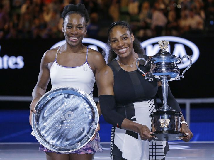 Venus Williams (tv) tabte finalen ved Australian Open i 2017 til sin søster Serena. Foto: Aaron Favila/Ritzau Scanpix