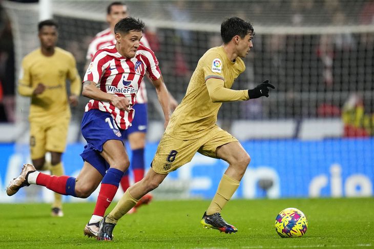 Atléticos Madrids spillere havde svært ved at fange Pedri, som var det store omdrejningspunkt i Barcelonas offensiv søndag. Foto: Manu Fernandez/Ritzau Scanpix