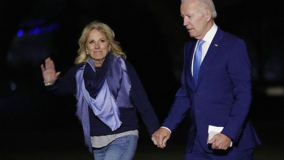 USA's førstedame, Jill Biden, havde sin mand, Joe Biden, ved sin side, da hun onsdag var på et militær hospital for at få fjernet kræftvæv. Foto: Susan Walsh/Ritzau Scanpix