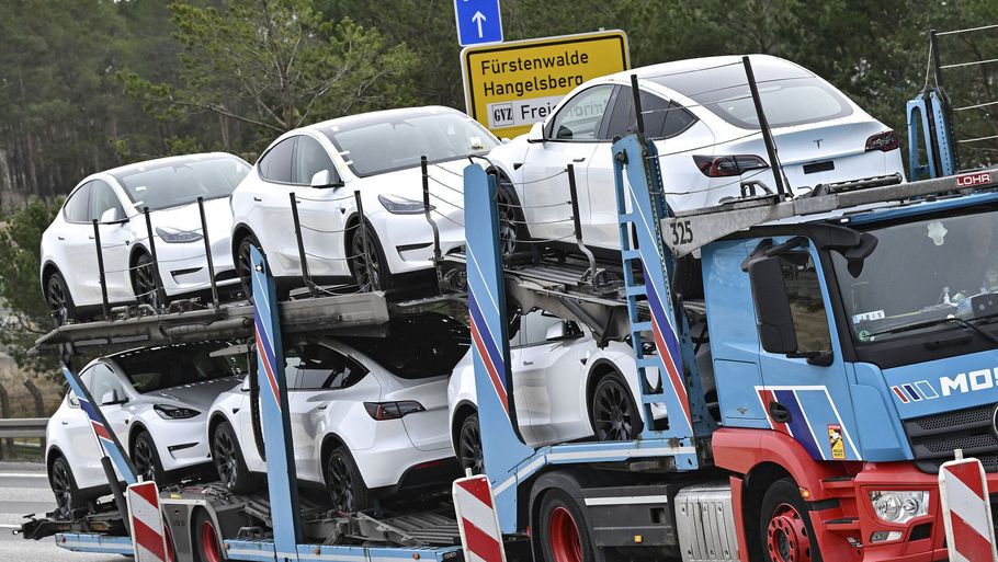 Prisfaldene på Tesla har ramt de danske bilhandlere som en bombe. De har nemlig måttet justere priserne på brugte elbiler ned med samlet 78,5 millioner på 10 dage. (Arkivfoto) Foto: Patrick Pleul/Ritzau Scanpix