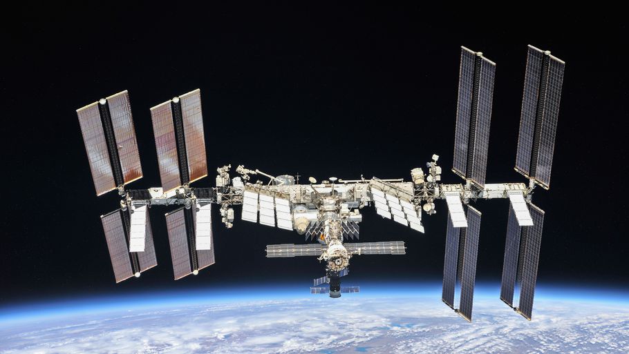 Her ses Den Internationale Rumstation (ISS), hvor mandskabet lige nu i praksis er fanget. Foto: Nasa