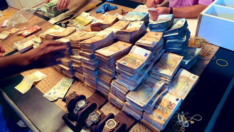 Penge i store mængder, som myndigheder har beslaglagt i forbindelse med aktion rettet imod serbiske mafia-netværk. Foto: Politifoto