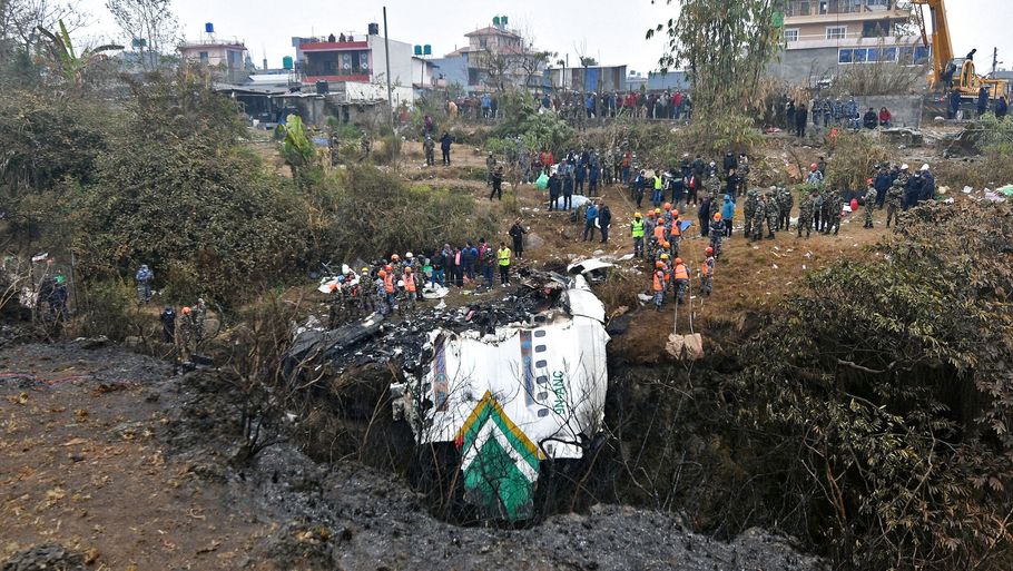 Et ATR 72-fly fra det nepalesiske luftfartsselskab Yeti Airlines styrtede søndag ned mellem den nye og gamle lufthavn i byen Pokhara, som ligger i den vestlige del af Nepal. Foto: Prakash Mathema/Ritzau Scanpix