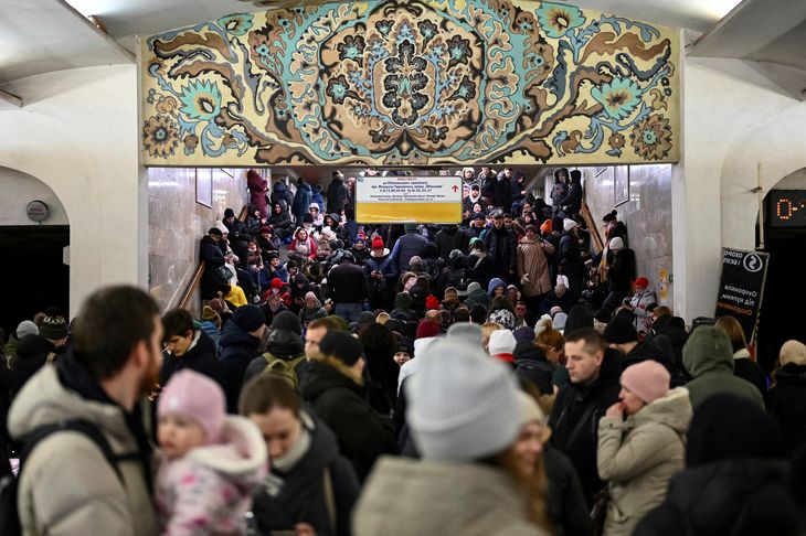 Folk stimlede sammen og søgte dækning i metroen i Kiev, da et massivt missilangreb ramte lørdag. Foto: Viacheslav Ratynskyi/Ritzau Scanpix