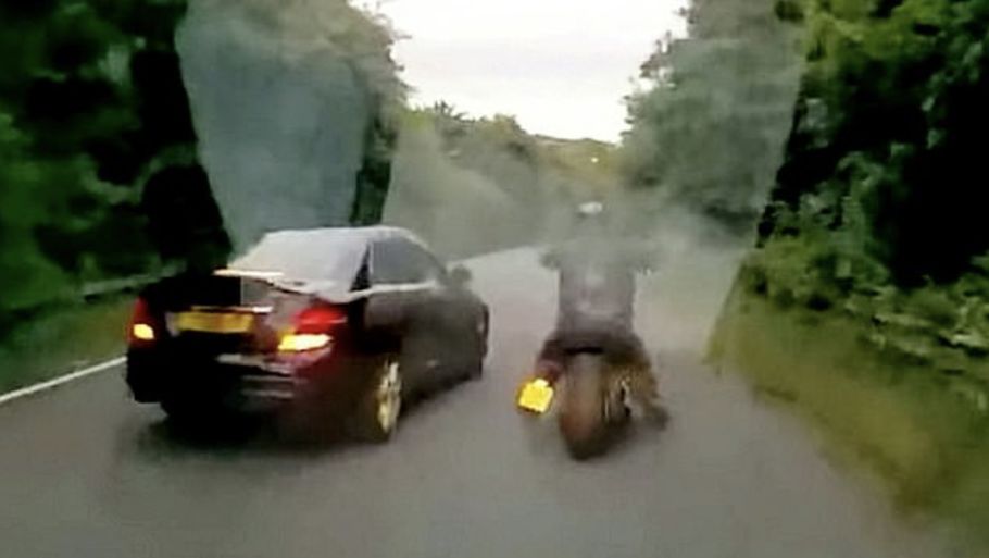 Rockeren kørte på en sort Kawasaki-motorcykel, som her bliver blokeret af en sort Mercedes. Men bagfra kommer dødsstødet. Politifoto