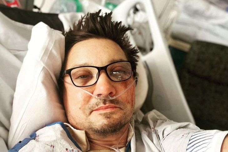 Et par dage efter ulykken takkede Jeremy Renner sine fans for alle deres hilsner og delte et billede fra hospitalssengen. Foto: Jeremy Renner Via Instagram/Reuters