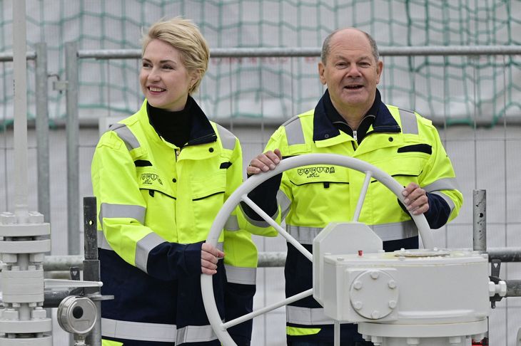 Den tyske kansler Scholz og delstaten Mecklenburg-Vorpommerns premierminister Manuela Schwesig har skruet op for gas-produktionen i den nye terminal i Lubmin. Den hedder Deutsche Ostsee. Foto: John MacDougall/AFP/Ritzau Scanpix 