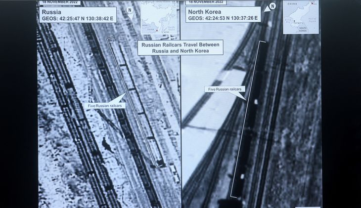 Satelitbillederne viser angiveligt det russiske jernbanesæt på to forskellige steder - billedet til venstre er i Rusland, mens det til højre viser det samme togsæt i Nordkorea. Foto: Leah Millis  /Ritzau Scanpix