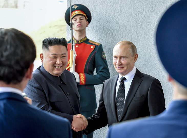 De to politiske bonkammerater Kim Jong-Un og Vladimir Putin. Foto: Yuri Kadobnov/Ritzau Scanpix