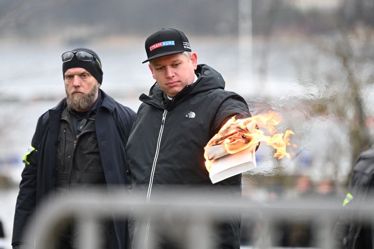 Rasmus Paludan under koranafbrændingen som foregik foran den tyrkiske ambasse i Stockholm lørdag 21. januar. Foto: TT News Agency/Ritzau Scanpix 