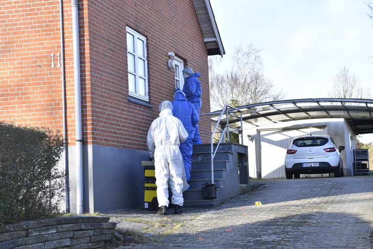 Kriminalteknikere arbejdede hele dagen i og omkring huset på Østervangsvej, hvor de to piger og deres mor blev fundet døde. Foto: Ernst van Norde