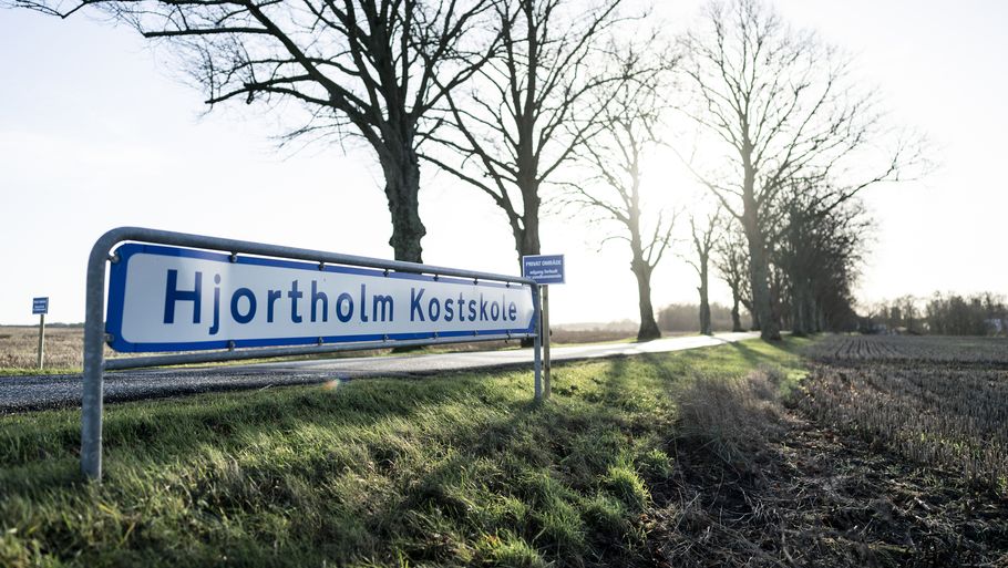 To piger tog deres eget liv i samfundets varetægt  på Hjortholm Kostskole. Foto: Rasmus Flindt Pedersen.