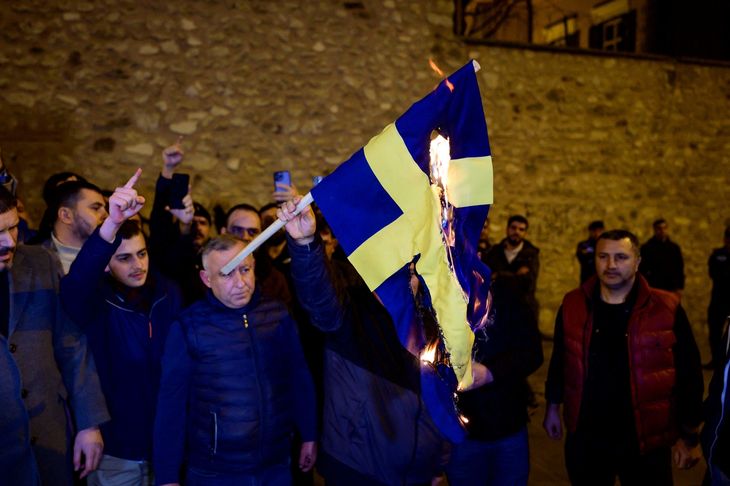 Afbrændingen af det svenske flag i Istanbul kom i kølvandet på Rasmus Paludans demonstration foran den tyrkiske ambassade i Stockholm. Foto: Yasin Akgul/Ritzau Scanpix 