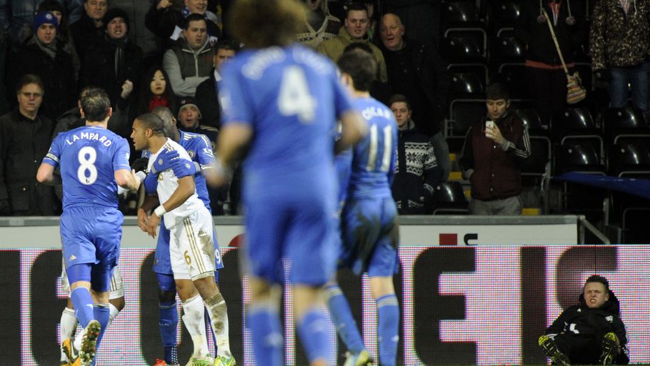 Tumult mellem spillerne fra Chelsea og Swansea, efter Eden Hazard har sparket bolddreng Charlie Morgan, der ømmer sig til højre i billedet. Foto: Rebecca Naden/Ritzau Scanpix