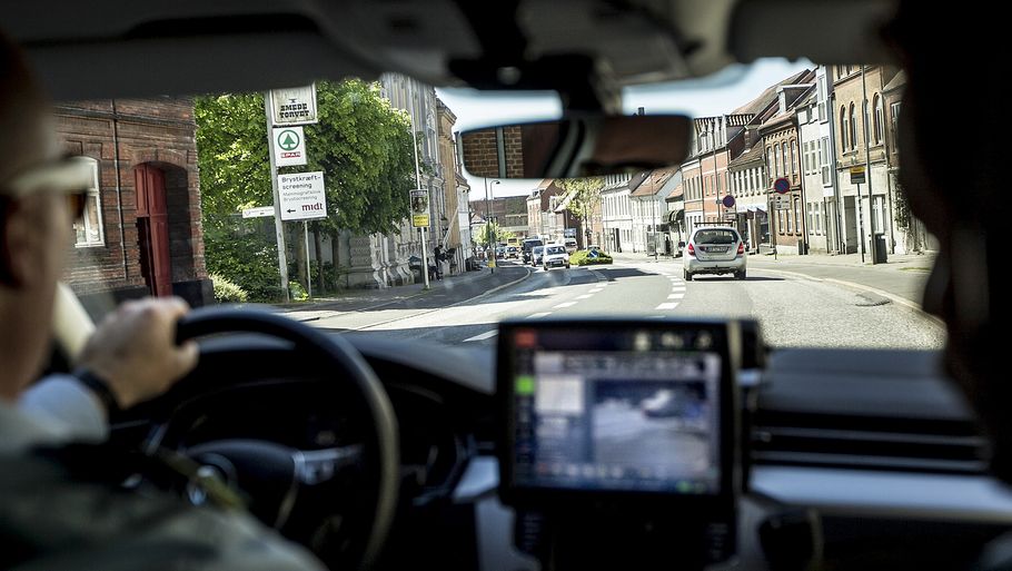 Politibilernes nummerplade-scannere krydstjekker blandt andet, om et køretøjs ejer har førerret - hvis ikke får betjentene besked på computeren.        Foto: Morten Pape