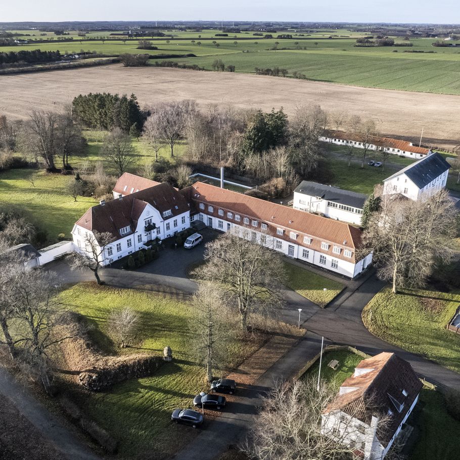 Pigerne på Hjortholm Bag skolens mure billede pic