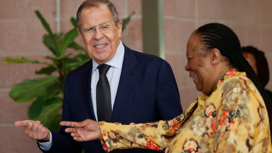 Den russiske udenrigsminister Sergei Lavrov og kollega Naledi Pandor mødtes i går i Sydafrika - til USAs store fortrydelse. Foto: Siphiwe Sibeko/Reuters/Ritzau Scanpix