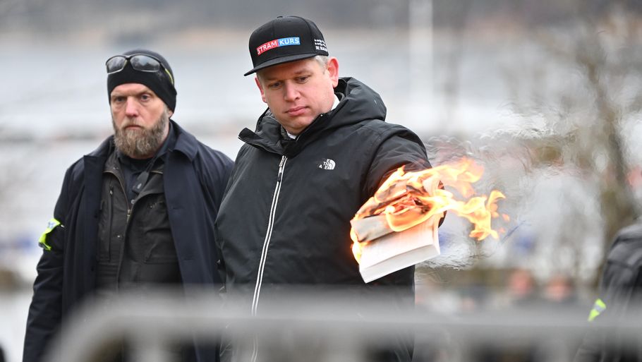 Rasmus Paludan igang med at brænde en Koran i Sverige. Foto: Fredrik Sandberg