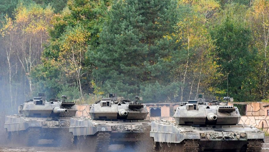 De tonstunge Leopard 2-kampvogne er eftertragtede i Ukraine. Polen har tirsdag officielt bedt Tyskland om lov til at sende dem til landet. (Arkivfoto). Foto: Patrik Stollarz/Ritzau Scanpix