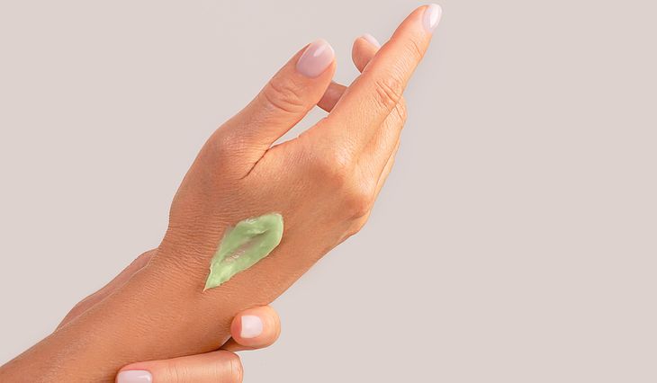 Er du bekymret, kan du give hænderne en ekstra omgang solcreme inden din manicure - eller købe et par fingerløse handsker. Arkivfoto: Getty Creative